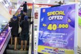 Warga Suku Badui menaiki eskalator saat berkeliling di salah satu pusat perbelanjaan di Kota Serang, Banten, Sabtu (3/5/2025). Warga Suku Badui tersebut memanfaatkan waktu senggang jelang tradisi Seba Badui untuk berkeliling di mal guna membeli barang kebutuhan pribadi mereka. ANTARA FOTO/Muhammad Bagus Khoirunas/gp