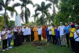 Jelang Waisak, umat Buddha Lampung lakukan tabur bunga di taman makam pahlawan
