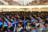 Unand pertama kali serahkan ijazah dua bahasa saat wisuda 2025