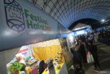 Pengunjung memilih makanan minuman pada stand Usaha Mikro Kecil Menengah (UMKM) saat Festival Halal 2025 di Kota Kediri, Jawa Timur, Minggu (4/5/2025). Festival Halal 2025 yang diselenggarakan pemerintah daerah sertempat tersebut sebagau upaya mendorong pelaku UMKM membangun jaringan bisnis dengan menjaga kualitas produk dan bersertifikat halal. Antara Jatim/Prasetia Fauzani/um