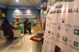Warga mengurus sertifikat halal pada stand Dinas Perdagangan dan perindustrian saat Festival Halal 2025 di Kota Kediri, Jawa Timur, Minggu (4/5/2025). Festival Halal 2025 yang diselenggarakan pemerintah daerah sertempat tersebut sebagau upaya mendorong pelaku Usaha Mikro Kecil Menengah (UMKM) membangun jaringan bisnis dengan menjaga kualitas produk dan bersertifikat halal. Antara Jatim/Prasetia Fauzani/um