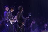 Personel grup band The Changcuters Arlanda Ghazali Langitan (kiri) Muhammad Iqba; (tengah) dan Dipa Nandyastyra Hasibuan (kanan) mengiringi lagu berjudul Racun Dunia saat tampil di Gedung Graha Cakrawala, Malang, Jawa Timur, Minggu (4/5/2025). Dalam penampilannya grup band asal Bandung tersebut membawakan sekitar sepuluh lagu populernya antara lain I love You Beibeh, Racun Dunia dan Gila-gilaan. Antara Jatim/Ari Bowo Sucipto/um