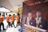 Sejumlah tersangka berjalan menuju ruangan seusai ungkap kasus penembakan di Polsek Samarinda Seberang, Samarinda, Kaltim, Senin (5/5/2025). Jajaran Polresta Samarinda berhasil mengamankan sembilan orang tersangka pelaku penembakan yang mengakibatkan tewasnya seorang warga Samarinda pada Minggu (4/5) di depan tempat hiburan malam. Antara Kaltim/M Risyal Hidayat