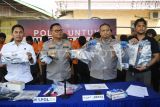 Kapolda Kalimantan Timur Irjen Pol. Endar Priantoro (kedua kiri) didampingi Direskrimum Polda Kaltim Kombes Pol Jamaluddin Farti (kiri), Kapolresta Samarinda Kombes Pol Hendri Umar (kedua kanan), dan Kasatreskrim Polresta Samarinda AKP Dicky Anggi Pranata (kanan) menunjukkan barang bukti saat ungkap kasus penembakan di Polsek Samarinda Seberang, Samarinda, Kaltim, Senin (5/5/2025). Jajaran Polresta Samarinda berhasil mengamankan sembilan orang tersangka pelaku penembakan yang mengakibatkan tewasnya seorang warga Samarinda pada Minggu (4/5) di depan tempat hiburan malam. Antara Kaltim/M Risyal Hidayat