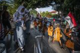 Rombongan biksu Thudong alami kelelahan, diangkut truk polisi menuju Magelang