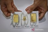 Harga emas Antam hari ini turun