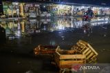 Pengendara roda dua menerobos banjir di Pasar Induk Rau, Kota Serang, Banten, Minggu (4/5/2025). Hujan dengan intensitas tinggi serta saluran drainase yang buruk tersebut mengakibatkan banjir di Pasar Induk Rau hingga setinggi 30-50 sentimeter. ANTARA FOTO/Muhammad Bagus Khoirunas/gp