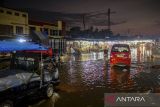 Pengendara roda dua menerobos banjir di Pasar Induk Rau, Kota Serang, Banten, Minggu (4/5/2025). Hujan dengan intensitas tinggi serta saluran drainase yang buruk tersebut mengakibatkan banjir di Pasar Induk Rau hingga setinggi 30-50 sentimeter. ANTARA FOTO/Muhammad Bagus Khoirunas/gp