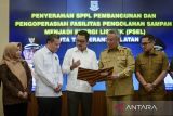 Deputi Kementerian Koordinator Infrastruktur dan Pembangunan Kewilayahan Rachmat Kaimuddin (kedua kiri) bersama Direktur Perencanaan Sumber Daya Alam dan Industri Manufaktur Kementerian Investasi dan Hilirisasi Ratih Purbasari Kania (kiri), Wali Kota Tangerang Selatan Benyamin Davnie (kedua kanan), Wakil Wali Kota Tangerang Selatan Pilar Saga Ichsan (kiri) dan Direktur Utama PT Maharaksa Biru Energi Tbk. (OASA) sekaligus Pimpinan Konsorsium IEH-CNTY Bobby Gafur Umar (tengah) berbincang saat penyerahan Surat Penunjukan Pemenang Lelang (SPPL) di Balai Kota Tangerang Selatan, Banten, Senin (5/5/2025). Pemerintah Kota Tangerang Selatan mengumumkan PT Maharaksa Biru Energi.Tbk (OASA) melalui unit usahanya PT Indoplas Energi Hijau (IEH) bersama partner penyedia teknologi China Tianying Inc (CNTY) sebagai pemenang lelang tender untuk pembangunan serta pengoperasian fasilitas Pengolah Sampah menjadi Energi Listrik (PSEL) yang menelan biaya sebesar Rp2,65 triliun dan ditargetkan beroperasi penuh pada tahun 2029. ANTARA FOTO/Putra M. Akbar/gp