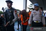 Polisi menggiring tersangka saat rilis kasus narkotika di Polres Bandara Soekarno-Hatta, Kota Tangerang, Banten, Senin (5/5/2025). Polres Bandara Soekarno-Hatta dan Bea Cukai Bandara Soekarno-Hatta mengungkap kasus peredaran narkotika rokok elektrik mengandung obat keras berupa zat etomidate asal Malaysia dan Thailand hasil operasi dari empat kasus dengan barang bukti  881 catridge pod berisi liquid yang diduga mengandung etomidate serta mengamankan tujuh tersangka yang salah satunya aktor Jonathan Frizzy. ANTARA FOTO/Putra M. Akbar/gp