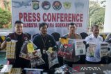 Kapolresta Bandara Soekarno-Hatta Kombes Pol Ronald Sipayung (kedua kanan) bersama Kabid Penindakan dan Penyidikan Bea Cukai Bandara Soekarno Hatta Sutikno (kanan), Kepala Balai Pengawas Obat dan Makanan (BPOM) Tangerang Sony Mughofir (kedua kiri) dan Kasat Resnarkoba Polres Bandara Soetta AKP Michael Tandayu (kiri) menunjukan barang bukti saat rilis kasus narkotika di Polres Bandara Soekarno-Hatta, Kota Tangerang, Banten, Senin (5/5/2025). Polres Bandara Soekarno-Hatta dan Bea Cukai Bandara Soekarno-Hatta mengungkap kasus peredaran narkotika rokok elektrik mengandung obat keras berupa zat etomidate asal Malaysia dan Thailand hasil operasi dari empat kasus dengan barang bukti  881 catridge pod berisi liquid yang diduga mengandung etomidate serta mengamankan tujuh tersangka yang salah satunya aktor Jonathan Frizzy. ANTARA FOTO/Putra M. Akbar/gp