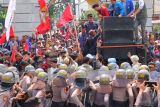 Sepuluh polisi terluka saat amankan aksi petani singkong di Kantor Gubernur Lampung