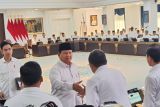 Hasan Nasbi terlihat ikuti Sidang Kabinet dipimpin Presiden Prabowo di Istana Negara