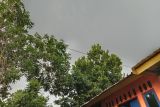 Kabel fiber optik internet semrawut di Lombok Tengah ditertibkan
