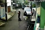 Orang tua yang tinggalkan bayi di teras rumah warga jadi viral