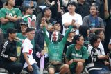 Sejumlah suporter bonek menonton pertandingan Persik Kediri melawan Persebaya Surabaya pada pertandingan Liga 1 di Stadion Brawijaya, Kota Kediri, Jawa Timur, Senin (5/5/2025). Pertandingan tersebut berakhir imbang dengan skor 3-3. ANTARA Jatim/Prasetia Fauzani/mas.