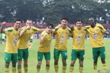 Pesepak bola Persebaya Surabaya Francisco Israel Rivera Davalos (ketiga kiri) melakukan selebrasi bersama rekan setimnya saat melawan tim sepak bola Persik Kediri pada pertandingan Liga 1 di Stadion Brawijaya, Kota Kediri, Jawa Timur, Senin (5/5/2025). Pertandingan tersebut berakhir imbang dengan skor 3-3. ANTARA Jatim/Prasetia Fauzani/mas.