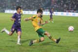 Pesepak bola Persebaya Surabaya Francisco Israel Rivera Davalos (kiri) berebut bola dengan pesepak bola Persik Kediri Krisna Bayu Otto Kartika (kanan) pada pertandingan Liga 1 di Stadion Brawijaya, Kota Kediri, Jawa Timur, Senin (5/5/2025). Pertandingan tersebut berakhir imbang dengan skor 3-3. ANTARA Jatim/Prasetia Fauzani/mas.