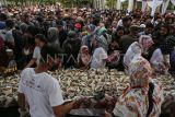 Sejumlah warga antre untuk mengambil soto khas Semarang gratis dalam acara bertajuk Soto Vaganza di halaman Kantor Balai Kota Semarang, Jawa Tengah, Minggu (4/5/2025). Pemecahan rekor muri Lembaga Prestasi Indonesia Dunia (Leprid) dengan menyajikan sebanyak 4.478 porsi soto khas Semarang secara gratis tersebut dalam rangka memperingati HUT ke-478 Kota Semarang sekaligus mengenalkan destinasi wisata kuliner khas kota itu kepada masyarakat luas. ANTARA FOTO/Makna Zaezar/YU