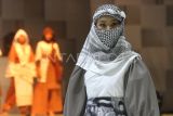 Model memperagakan busana karya desainer Dahniar Prima Safira yang berjudul Achoes of Palestine dalam Asian Student Fashion Week 2025 di Gedung Graha Cakrawala, Malang, Jawa Timur, Minggu (4/5/2025). Peragaan busana internasional tersebut diadakan selama dua hari dengan mengusung tema Paradoxal serta menampilkan ratusan busana hasil rancangan 51 desainer muda yang merupakan mahasiswa Universitas Negeri Malang (UM), pelajar SMK, dan sejumlah perancang busana muda dari Malaysia. ANTARA FOTO/Ari Bowo Sucipto/YU