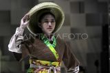 Model memperagakan busana karya desainer Lusi Arianti yang berjudul Akara Jukun Sasiranan dalam Asian Student Fashion Week 2025 di Gedung Graha Cakrawala, Malang, Jawa Timur, Minggu (4/5/2025). Peragaan busana internasional tersebut diadakan selama dua hari dengan mengusung tema Paradoxal serta menampilkan ratusan busana hasil rancangan 51 desainer muda yang merupakan mahasiswa Universitas Negeri Malang (UM), pelajar SMK, dan sejumlah perancang busana muda dari Malaysia. ANTARA FOTO/Ari Bowo Sucipto/YU