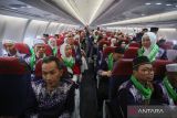 Jamaah Calon Haji Kloter Pertama Embarkasi Banjarmasin berada di dalam pesawat bersiap berangkat di Bandara Syamsudin Noor Banjarmasin, Banjarbaru, Provinsi Kalimantan Selatan, Senin (5/5/2025). Sebanyak 423 orang calon haji Kloter Pertama asal Kalsel mulai diberangkatkan menuju Madinah, Arab Saudi menggunakan pesawat Lion Air Airbus 330. ANTARA/Muhammad Iqbal
