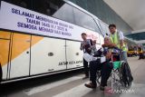 Petugas Penyelenggara Ibadah Haji (PPIH) membantu seorang calon haji Kloter Pertama Embarkasi Banjarmasin yang menggunakan kursi roda di Bandara Syamsudin Noor Banjarmasin, Banjarbaru, Provinsi Kalimantan Selatan (Kalsel), Senin (5/5/2025). Sebanyak 423 orang calon haji Kloter Pertama asal Kalsel mulai diberangkatkan menuju Madinah, Arab Saudi menggunakan pesawat Lion Air Airbus 330. ANTARA/Muhammad Iqbal 