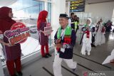 Jamaah Calon Haji Kloter Pertama Embarkasi Banjarmasin bersiap memasuki pesawat di Bandara Syamsudin Noor Banjarmasin, Kota Banjarbaru, Provinsi Kalimantan Selatan (Kalsel), Senin (5/5/2025). Sebanyak 423 orang calon haji Kloter Pertama asal Kalsel mulai diberangkatkan menuju Madinah menggunakan pesawat Lion Air Airbus 330. ANTARA/Muhammad Iqbal