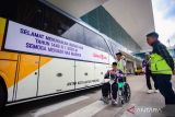 Petugas Penyelenggara Ibadah Haji (PPIH) membantu seorang calon haji Kloter Pertama Embarkasi Banjarmasin yang menggunakan kursi roda di Bandara Syamsudin Noor Banjarmasin, Banjarbaru, Provinsi Kalimantan Selatan (Kalsel), Senin (5/5/2025). Sebanyak 423 orang calon haji Kloter Pertama asal Kalsel mulai diberangkatkan menuju Madinah, Arab Saudi menggunakan pesawat Lion Air Airbus 330. ANTARA/Muhammad Iqbal 