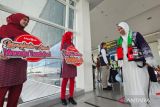 Jamaah Calon Haji Kloter Pertama Embarkasi Banjarmasin bersiap memasuki pesawat di Bandara Syamsudin Noor Banjarmasin, Kota Banjarbaru, Provinsi Kalimantan Selatan (Kalsel), Senin (5/5/2025). Sebanyak 423 orang calon haji Kloter Pertama asal Kalsel mulai diberangkatkan menuju Madinah menggunakan pesawat Lion Air Airbus 330. ANTARA/Muhammad Iqbal