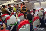Gubernur Kalimantan Selatan (Kalsel) H Muhidin (ketiga kanan) didampingi Wakil Gubernur (Wagub) Kalsel Hasnuryadi Sulaiman (kanan), Presiden Direktur (CEO) Lion Air Group Capt Daniel Putut Kuncoro Adi (rompi oranye), Direktur Produksi Lion Air Capt Rachmat Dinansyah Putra (rompi hijau) dan Kepala Kantor Wilayah Kementerian Agama Kalsel M Tambrin (kedua kiri) melepas para Jamaah Calon Haji Kloter Pertama Embarkasi Banjarmasin di Bandara Syamsudin Noor Banjarmasin, Kota Banjarmasin, Provinsi Kalsel, Senin (5/5/2025). Sebanyak 423 orang calon haji Kloter Pertama asal Kalsel mulai diberangkatkan menuju Madinah menggunakan pesawat Lion Air Airbus 330. ANTARA/Muhammad Iqbal