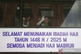 Jamaah Calon Haji Kloter Pertama Embarkasi Banjarmasin melambaikan tangan usai dilepas Gubernur Kalimantan Selatan (Kalsel) H. Muhidin yang diwakili Pelaksana Tugas Sekretaris Daerah Provinsi Kalsel M Syarifuddin di Asrama Haji Banjarbaru, Senin (5/5/2025). Sebanyak 423 orang calon haji Kloter Pertama asal Kalsel mulai diberangkatkan menuju Madinah, Arab Saudi menggunakan pesawat Lion Air Airbus 330 melalui Bandara Syamsudin Noor Banjarmasin, Banjarbaru. ANTARA/Muhammad Iqbal