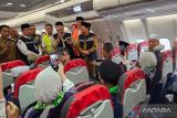 Gubernur Kalimantan Selatan (Kalsel) H Muhidin (ketiga kanan) didampingi Wakil Gubernur (Wagub) Kalsel Hasnuryadi Sulaiman (kanan), Presiden Direktur (CEO) Lion Air Group Capt Daniel Putut Kuncoro Adi (rompi oranye), Direktur Produksi Lion Air Capt Rachmat Dinansyah Putra (rompi hijau) dan Kepala Kantor Wilayah Kementerian Agama Kalsel M Tambrin (kedua kiri) melepas para Jamaah Calon Haji Kloter Pertama Embarkasi Banjarmasin di Bandara Syamsudin Noor Banjarmasin, Kota Banjarmasin, Provinsi Kalsel, Senin (5/5/2025). Sebanyak 423 orang calon haji Kloter Pertama asal Kalsel mulai diberangkatkan menuju Madinah menggunakan pesawat Lion Air Airbus 330. ANTARA/Muhammad Iqbal