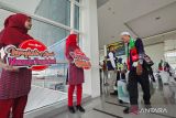 Jamaah Calon Haji Kloter Pertama Embarkasi Banjarmasin bersiap memasuki pesawat di Bandara Syamsudin Noor Banjarmasin, Kota Banjarbaru, Provinsi Kalimantan Selatan (Kalsel), Senin (5/5/2025). Sebanyak 423 orang calon haji Kloter Pertama asal Kalsel mulai diberangkatkan menuju Madinah menggunakan pesawat Lion Air Airbus 330. ANTARA/Muhammad Iqbal