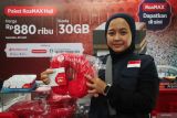 Seorang calon haji menunjukkan cinderamata usai mengunjungi Posko Haji Telkomsel di Asrama Haji Embarkasi Surabaya (AHES), Surabaya, Jawa Timur, Senin (5/5/2025). Telkomsel menghadirkan berbagai produk dan layanan paket haji guna membantu jamaah calon haji dalam berkomunikasi saat menjalankan ibadah haji di Tanah Suci. Antara Jatim/Didik Suhartono/mas.