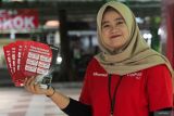 Pekerja menawarkan berbagai paket Telkomsel di Posko Haji Telkomsel di Asrama Haji Embarkasi Surabaya (AHES), Surabaya, Jawa Timur, Senin (5/5/2025). Telkomsel menghadirkan berbagai produk dan layanan paket haji guna membantu jamaah calon haji dalam berkomunikasi saat menjalankan ibadah haji di Tanah Suci. Antara Jatim/Didik Suhartono/mas.