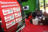 Pekerja menawarkan berbagai paket Telkomsel kepada jamaah calon haji di Posko Haji Telkomsel di Asrama Haji Embarkasi Surabaya (AHES), Surabaya, Jawa Timur, Senin (5/5/2025). Telkomsel menghadirkan berbagai produk dan layanan paket haji guna membantu jamaah calon haji dalam berkomunikasi saat menjalankan ibadah haji di Tanah Suci. Antara Jatim/Didik Suhartono/mas.