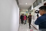 Kejari Manado bantarkan satu tersangka incinerator karena sakit