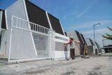 Pekerja menyelesaikan pembangunan rumah subsidi di Lumajang, Jawa Timur, Selasa (6/5/2025). Pemerintah Kabupaten Lumajang membebaskan Bea Perolehan Hak atas Tanah dan Bangunan (BPHTB) untuk rumah subsidi sebagai kebijakan mendukung Program Nasional 3 Juta Rumah Subsidi sekaligus mempercepat akses kepemilikan rumah layak bagi masyarakat berpenghasilan rendah (MBR) dan tidak terbebani biaya tambahan saat memiliki hunian pertama. Antara Jatim/Irfan Sumanjaya/um