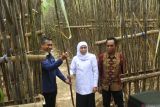 Gubernur Jawa Timur Khofifah Indar Parawansa (tengah), menyerahkan batang tebu ke Direktur Utama PT Sinergi Gula Nusantara (SGN) Mahmudi (kiri), dan petani tebu Teguh Cahyono (kanan) saat meluncurkan kredit usaha rakyat (KUR) khusus petani tebu di Kebun Walidono, Prajekan, Bondowoso, Jawa Timur, Selasa (6/5/2025). Khofifah meluncurkan KUR khusus untuk petani tebu binaan PT SGN dengan platform pinjaman maksimal Rp500 juta. Antara Jatim/Seno/um 