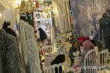 Pelaku industri pernikahan memberikan informasi kepada pengunjung saat pameran Wedding Bazaar 2025 di salah satu pusat perbelanjaan di Kota Serang, Banten, Selasa (6/5/2025). Pameran yang menampilkan sebanyak 24 vendor beragam perlengkapan seperti dekorasi, busana pengantin, tata rias, katering, dan dokumentasi tersebut digelar untuk meningkatkan pertumbuhan industri pernikahan sekaligus membantu memenuhi kebutuhan calon pangantin yang akan melangsungkan acara pernikahan. ANTARA FOTO/Angga Budhiyanto/gp