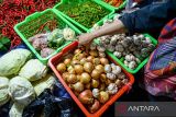 Pedagang mengambil bawang bombay untuk ditimbang di Pasar Kosambi, Bandung, Jawa Barat, Senin (5/5/2025). Menurut data dari Asosiasi Pedagang Pasar Tradisional dan Koperasi (APPETRA) Jawa Barat tercatat pada awal Mei 2025, harga cabai keriting merah berada di Rp46.000 per kilogram atau turun hampir 50 persen dibandingkan dengan pada awal April 2025, sementara harga bawang putih dan bawang bombay mencapai Rp50.000 per kilo atau naik 20 persen dibandingkan dengan awal April 2025. ANTARA FOTO/Raisan Al Farisi/agr