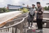 Ketua Umum terpilih Asosiasi DPRD Provinsi Seluruh Indonesia (ADPSI) sekaligus Ketua DPRD Provinsi Jawa Barat Buky Wibawa (kanan) berbincang dengan Ketua Umum periode 2019-2024 sekaligus Ketua DPRD DKI Jakarta Khoirudin (kiri) usai serah terima jabatan pada Musyawarah Nasional (Munas) I ADPSI dan Asosiasi Sekretariat DPRD Provinsi Seluruh Indonesia (ASDEPSI) di Gedung DPRD Provinsi Jawa Barat, Bandung, Jawa Barat, Selasa (6/5/2025). Buky Wibawa resmi memimpin ADPSI periode 2024-2029 setelah terpilih secara aklamasi dengan berkomitmen untuk memperkuat sinergi antar-DPRD provinsi di Indonesia serta menjembatani kepentingan pusat dan daerah guna menciptakan pembangunan yang berkeadilan di seluruh wilayah Indonesia. ANTARA FOTO/Novrian Arbi/agr