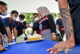 Pembimbing juru masak (tengah) memberikan arahan kepada warga binaan saat pelatihan keterampilan bagi warga binaan Rumah Tahanan Kelas I Bandung, Jawa Barat, Selasa (6/5/2025). Pemerintah Kota Bandung memberikan pelatihan berupa keterampilan memasak kue dan pangkas rambut kepada 40 warga binaan guna menjadi bekal yang dapat diimplementasikan setelah menjalani masa tahanan. ANTARA FOTO/Raisan Al Farisi/agr