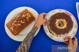 Warga binaan menata kue buatannya saat mengikuti pelatihan keterampilan bagi warga binaan Rumah Tahanan Kelas I Bandung, Jawa Barat, Selasa (6/5/2025). Pemerintah Kota Bandung memberikan pelatihan berupa keterampilan memasak kue dan pangkas rambut kepada 40 warga binaan guna menjadi bekal yang dapat diimplementasikan setelah menjalani masa tahanan. ANTARA FOTO/Raisan Al Farisi/agr