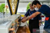 Warga binaan mendapat bimbingan dari juru masak saat pelatihan keterampilan bagi warga binaan Rumah Tahanan Kelas I Bandung, Jawa Barat, Selasa (6/5/2025). Pemerintah Kota Bandung memberikan pelatihan berupa keterampilan memasak kue dan pangkas rambut kepada 40 warga binaan guna menjadi bekal yang dapat diimplementasikan setelah menjalani masa tahanan. ANTARA FOTO/Raisan Al Farisi/agr
