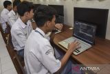 Siswa mengikuti pembelajaran kegiatan belajar mengajar mata pelajaran produktif dalam jurusan Rekayasa Perangkat Lunak (RPL) di SMK Negeri 1 Ciamis, Jawa Barat, Senin (5/5/2025). Kementerian Pendidikan Dasar dan Menengah (Kemdikdasmen) akan menerapkan mata pelajaran coding dan kecerdasan buatan atau Artificial Intelligenci (AI) sebagai bagian dari kurikulum sekolah mulai semester depan dalam mata pelajaran pilihan. ANTARA FOTO/Adeng Bustomi/agr