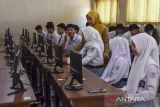 Siswa mengikuti pembelajaran kegiatan belajar mengajar mata pelajaran produktif dalam jurusan Rekayasa Perangkat Lunak (RPL) di SMK Negeri 1 Ciamis, Jawa Barat, Senin (5/5/2025). Kementerian Pendidikan Dasar dan Menengah (Kemdikdasmen) akan menerapkan mata pelajaran coding dan kecerdasan buatan atau Artificial Intelligenci (AI) sebagai bagian dari kurikulum sekolah mulai semester depan dalam mata pelajaran pilihan. ANTARA FOTO/Adeng Bustomi/agr