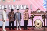 Direktur Evaluasi Kinerja dan Peningkatan Kapasitas Daerah pada Direktorat Jenderal Otonomi Daerah Andi Bataralifu (kanan) didampingi Ketua DPRD Provinsi DKI Jakarta sekaligus Ketua ADPSI Periode 2019-2024 Khoirudin (kedua kiri), Ketua DPRD Provinsi Jawa Barat Buky Wibawa (kedua kanan) dan Gubernur Jawa Barat Dedi Mulyadi (kiri) bersiap memukul gong saat pembukaan Musyawarah Nasional (Munas) I Anggota Asosiasi DPRD Provinsi Seluruh Indonesia (ADPSI) dan Asosiasi Sekretariat DPRD Provinsi Seluruh Indonesia (ASDEPSI) di Gedung Sate, Bandung, Jawa Barat, Senin (5/5/2025) malam. Munas pertama tersebut berlangsung dari tanggal 5-7 Mei 2025 dengan agenda penetapan ketua dan kepungurusan ADPSI dan ASDEPSI Periode 2024-2029 yang akan diputuskan secara mufakat oleh anggota dari 38 Provinsi seluruh Indonesia. ANTARA FOTO/Novrian Arbi/agr