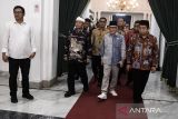 Ketua DPRD Provinsi DKI Jakarta sekaligus Ketua ADPSI Periode 2019-2024 Khoirudin (kanan), Ketua DPRD Provinsi Jawa Barat Buky Wibawa (tengah) dan Sekretaris Daerah Provinsi Jawa Barat Herman Suryatman (kiri) berjalan bersama untuk mengikuti pembukaan Musyawarah Nasional (Munas) I Anggota Asosiasi DPRD Provinsi Seluruh Indonesia (ADPSI) dan Asosiasi Sekretariat DPRD Provinsi Seluruh Indonesia (ASDEPSI) di Gedung Sate, Bandung, Jawa Barat, Senin (5/5/2025) malam. Munas pertama tersebut berlangsung dari tanggal 5-7 Mei 2025 dengan agenda penetapan ketua dan kepungurusan ADPSI dan ASDEPSI Periode 2024-2029 yang akan diputuskan secara mufakat oleh anggota dari 38 Provinsi seluruh Indonesia. ANTARA FOTO/Novrian Arbi/agr
